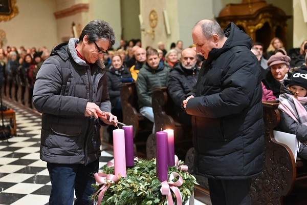 Zpívalo a hrálo se také při Adventním benefičním koncertu pro Uherskohradišťskou nemocnici, na kterém vystoupili CM Cifra pod vedením Petra Číhala, pěvecký sbor Viva la musica se sbormistrem Jakubem Tomalou, ženský folklorní pěvecký sbor Kalinka z Babic a herec Vladimír Doskočil. Příchozí věnovali nemocnici na dobrovolném vstupném bezmála 36 tisíc korun.